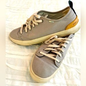 TOMS SNEAKERS (Like New), size 8.5